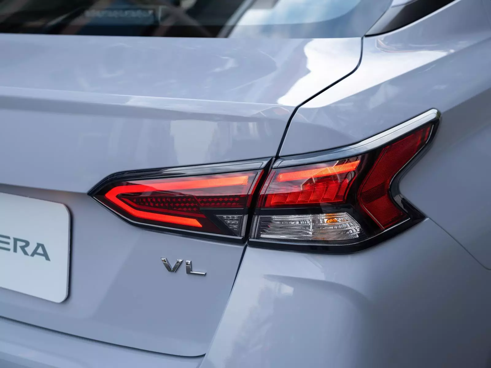 Đèn hậu LED dáng mũi tên sắc sảo.