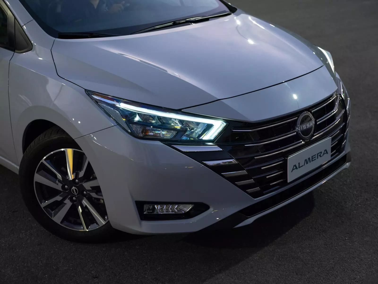 Cụm đèn pha LED dạng boomerang tích hợp dải LED chạy ban ngày.