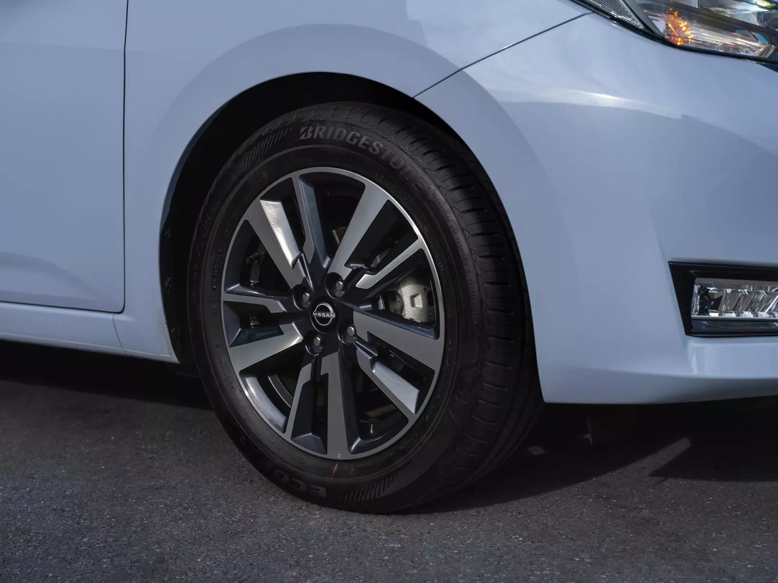 La-zăng hợp kim 16 inch thiết kế phay xước 2 màu thể thao.