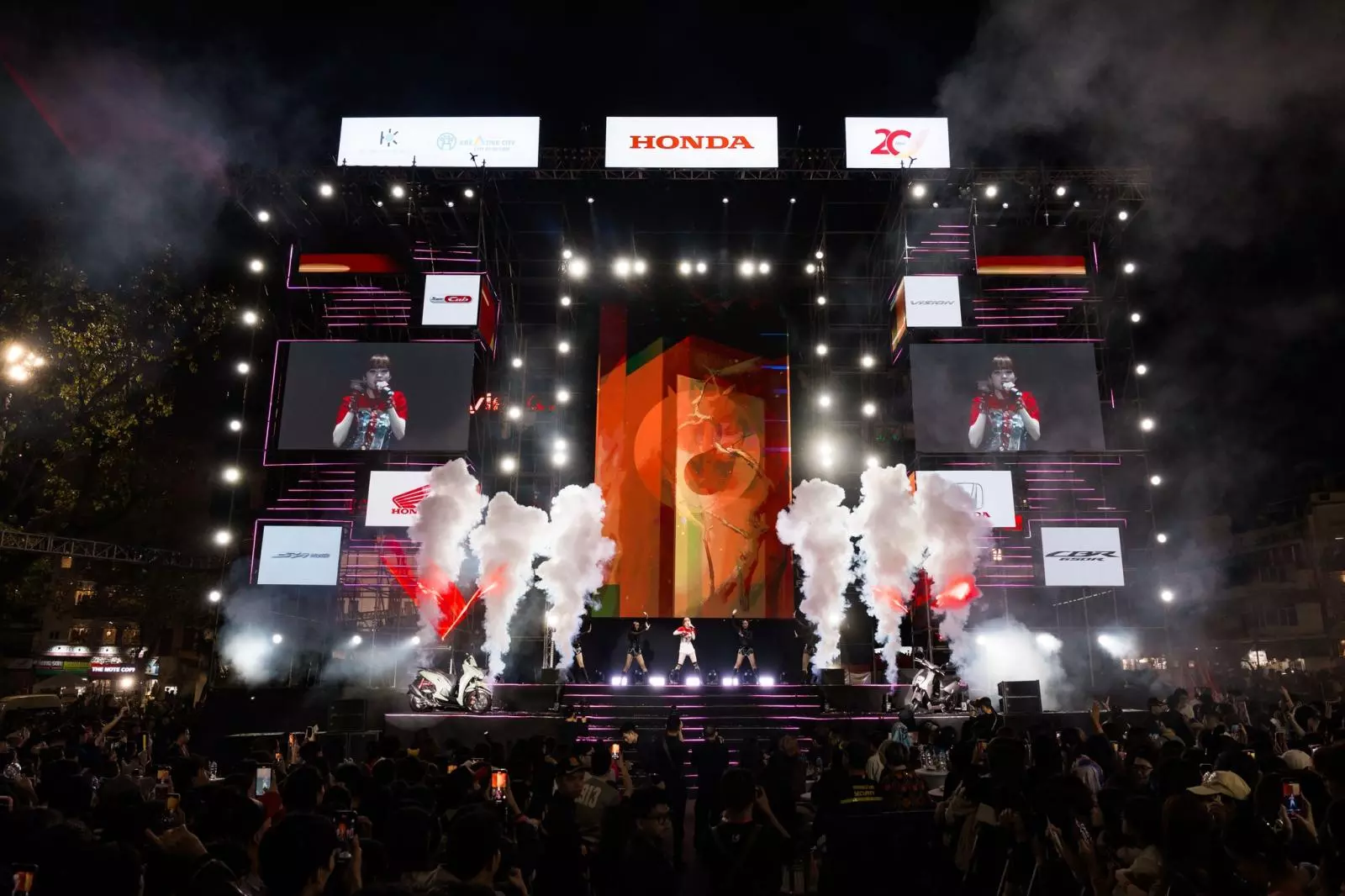 Không khí bùng nổ tại Honda Thanks Day 2024 với sự góp mặt của nhiều ca sĩ trẻ được yêu thích.ảnh3