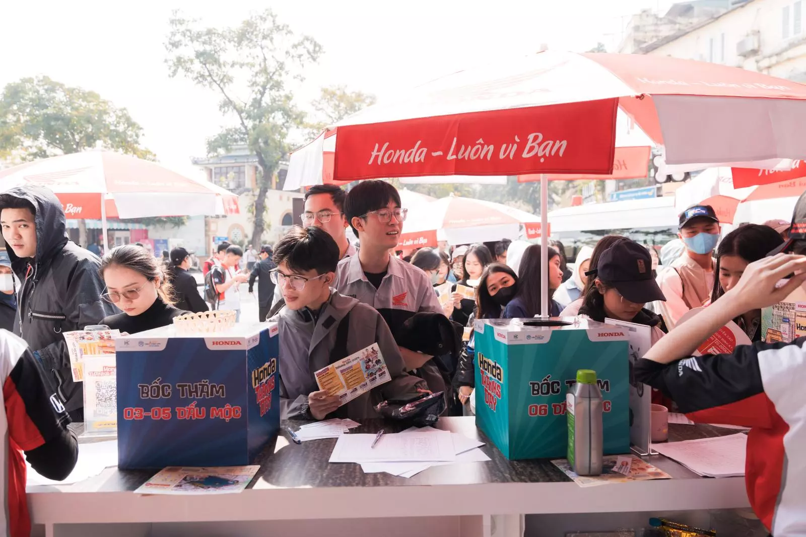 Khách hàng tham gia bốc thăm trúng thưởng những phần quà giá trị.