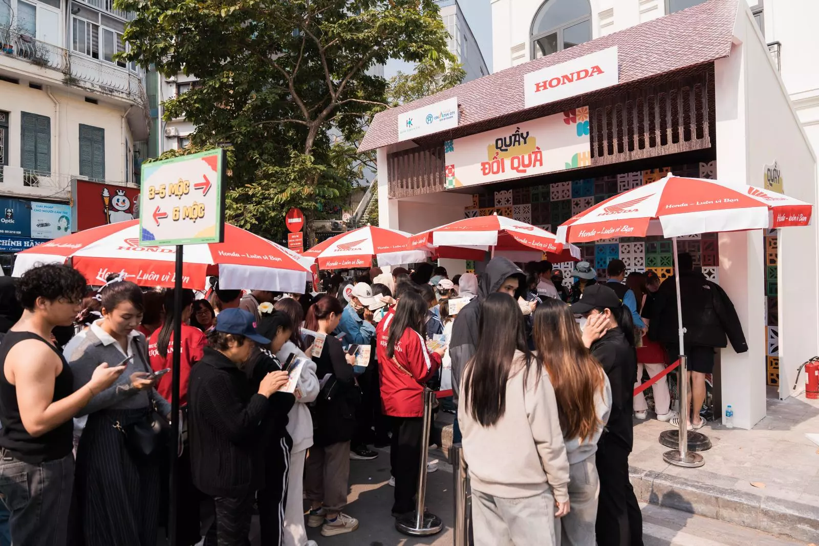 Khách hàng tham gia bốc thăm trúng thưởng những phần quà giá trị1.