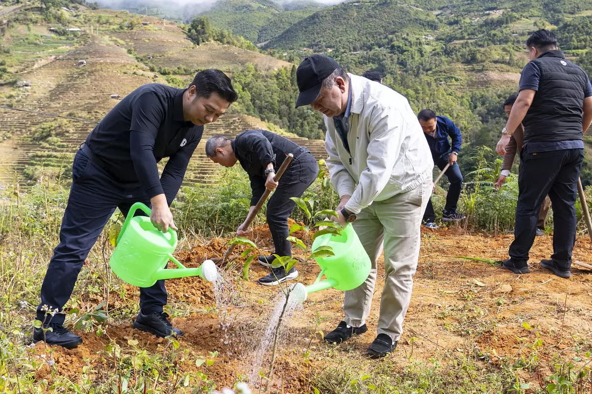 Lãnh đạo Công ty MG trồng cây tại xã La Pán Tẩn.