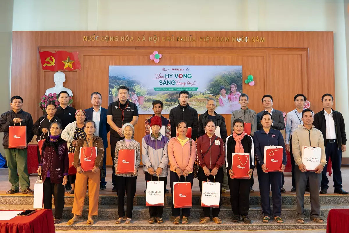 Bên cạnh những phần quà là máy tính, Công ty MG còn hỗ trợ cây giống và quà cho những gia đình khó khăn tại xã tân An .