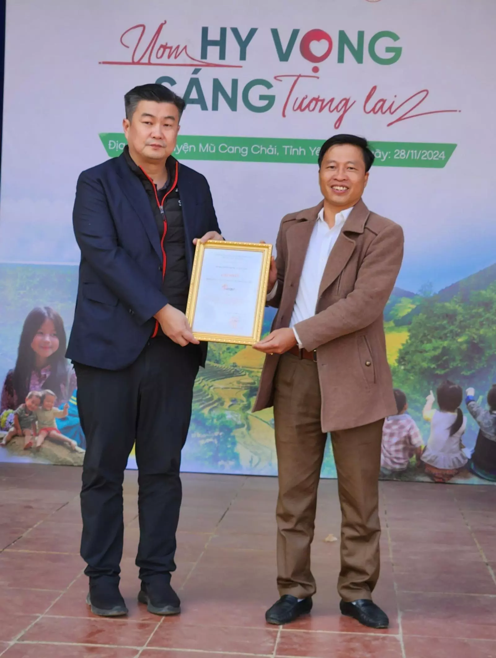 Ông Phạm Tiến Lâm - Chủ tịch xã La Pán Tẩn thay mặt nhân dân trong xã nhận quà của nhà tài trợ.