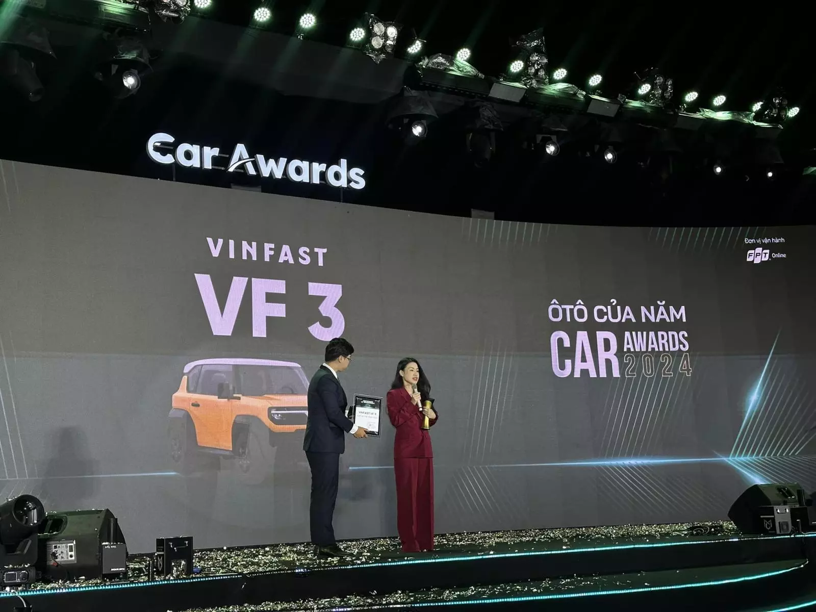 Đại diện VinFast nhận giải thưởng Ô tô của năm 2024 dành cho VF 3