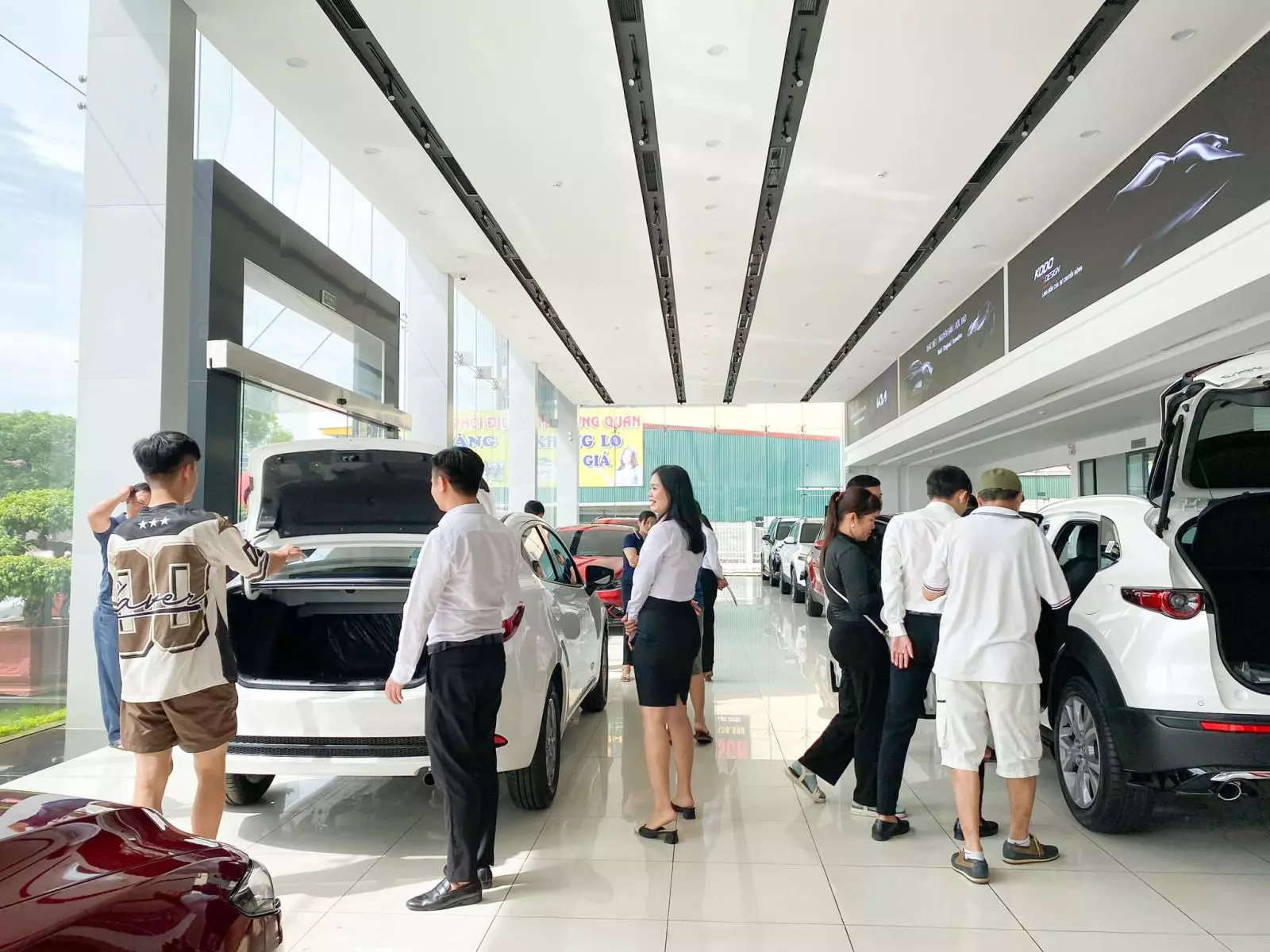 Doanh số thị trường ô tô Việt bùng nổ tháng cuối giảm lệ phí trước bạ.