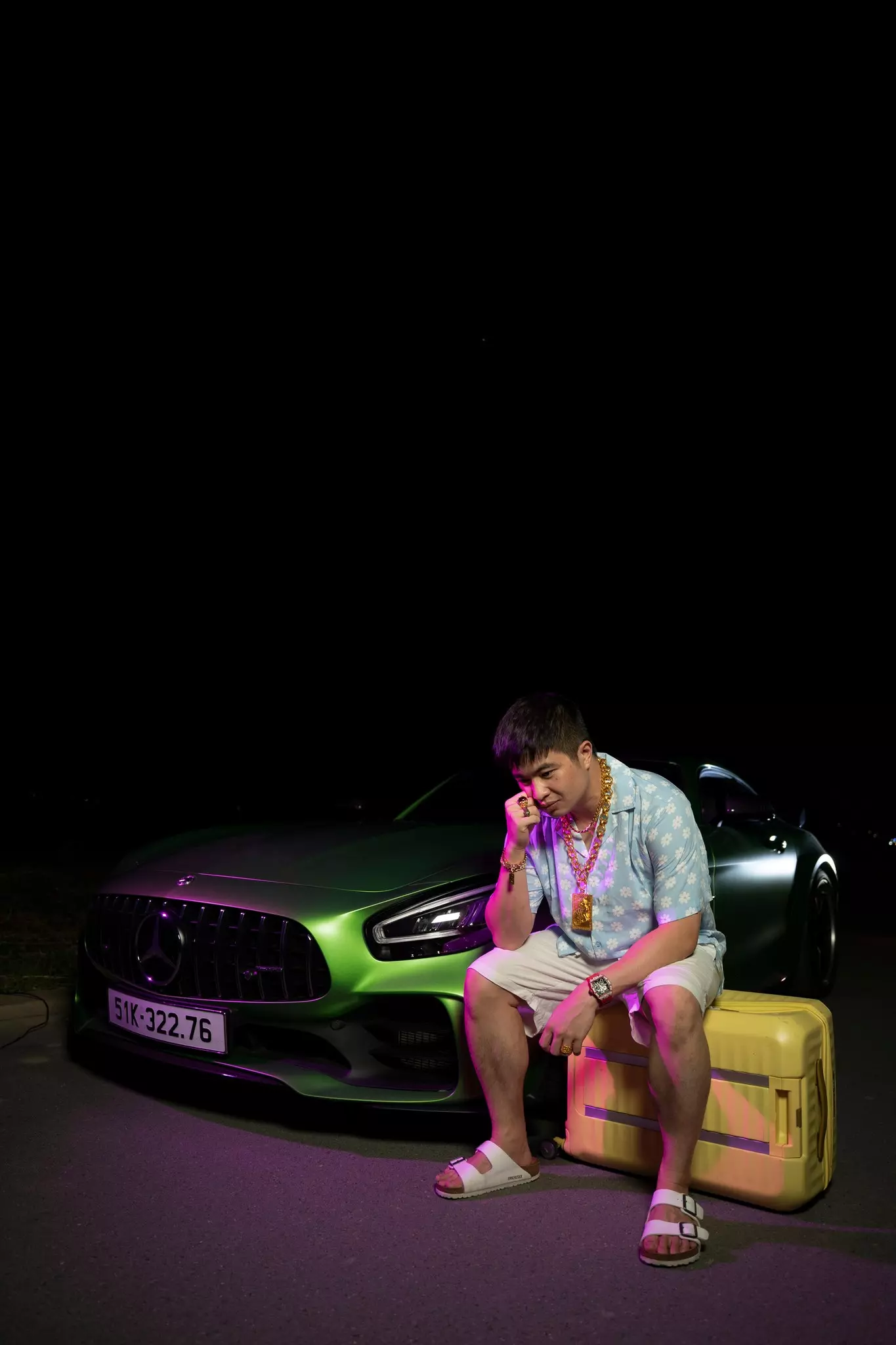 Mercedes GT R màu sơn xanh lá AMG Green Hell Magno được lấy cảm hứng từ đường đua Nurburgring có giá chính hãng 11,59 tỷ đồng. Tuy nhiên, chiếc xe của Mr Pips Phó Đức Nam có thể có giá cao hơn do nhập khẩu tư nhân..