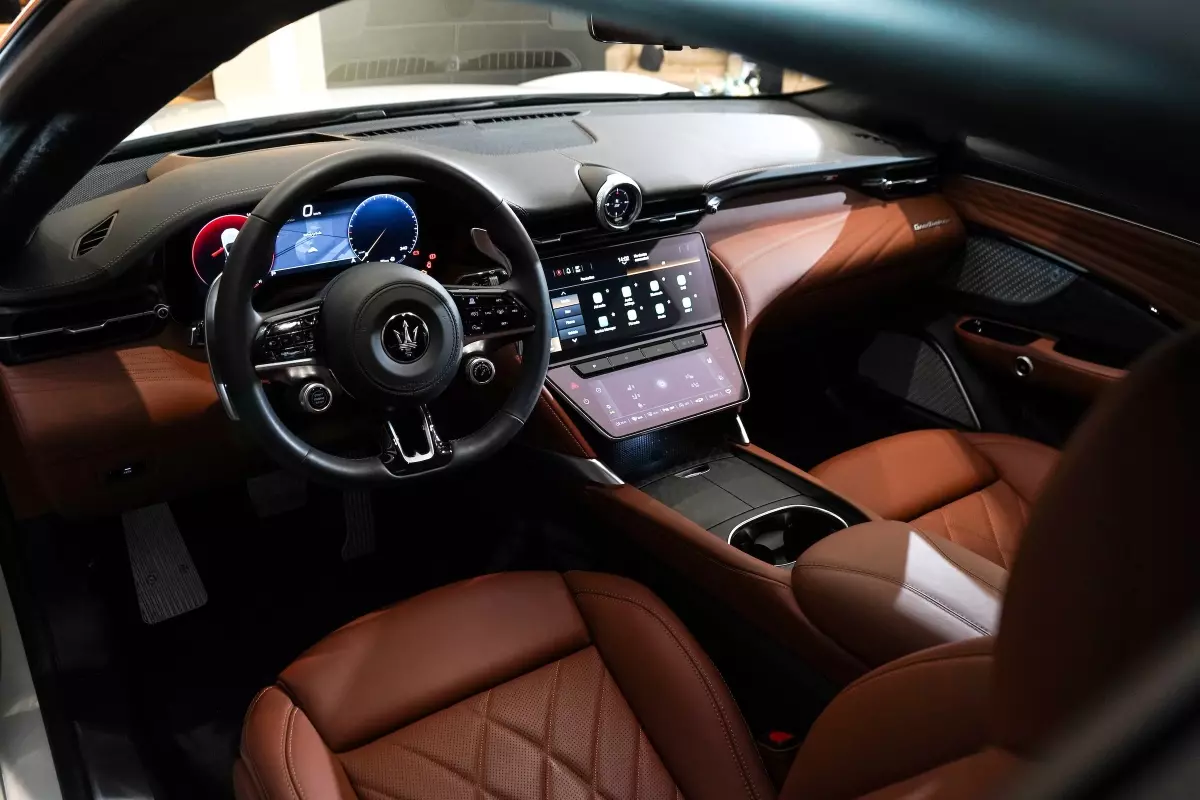Không gian nội thất Maserati GranTurismo là cả bầu trời công nghệ .