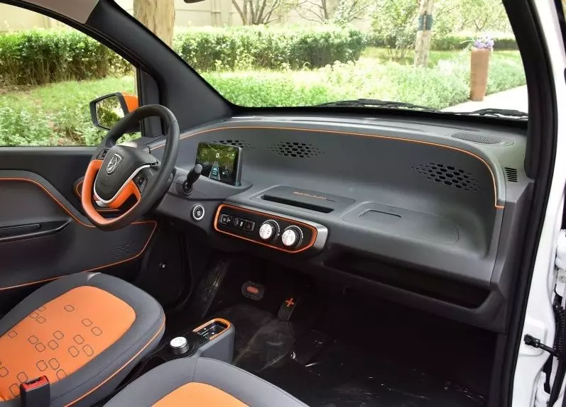 Trang bị trên Baojun E100 chỉ ở mức cơ bản