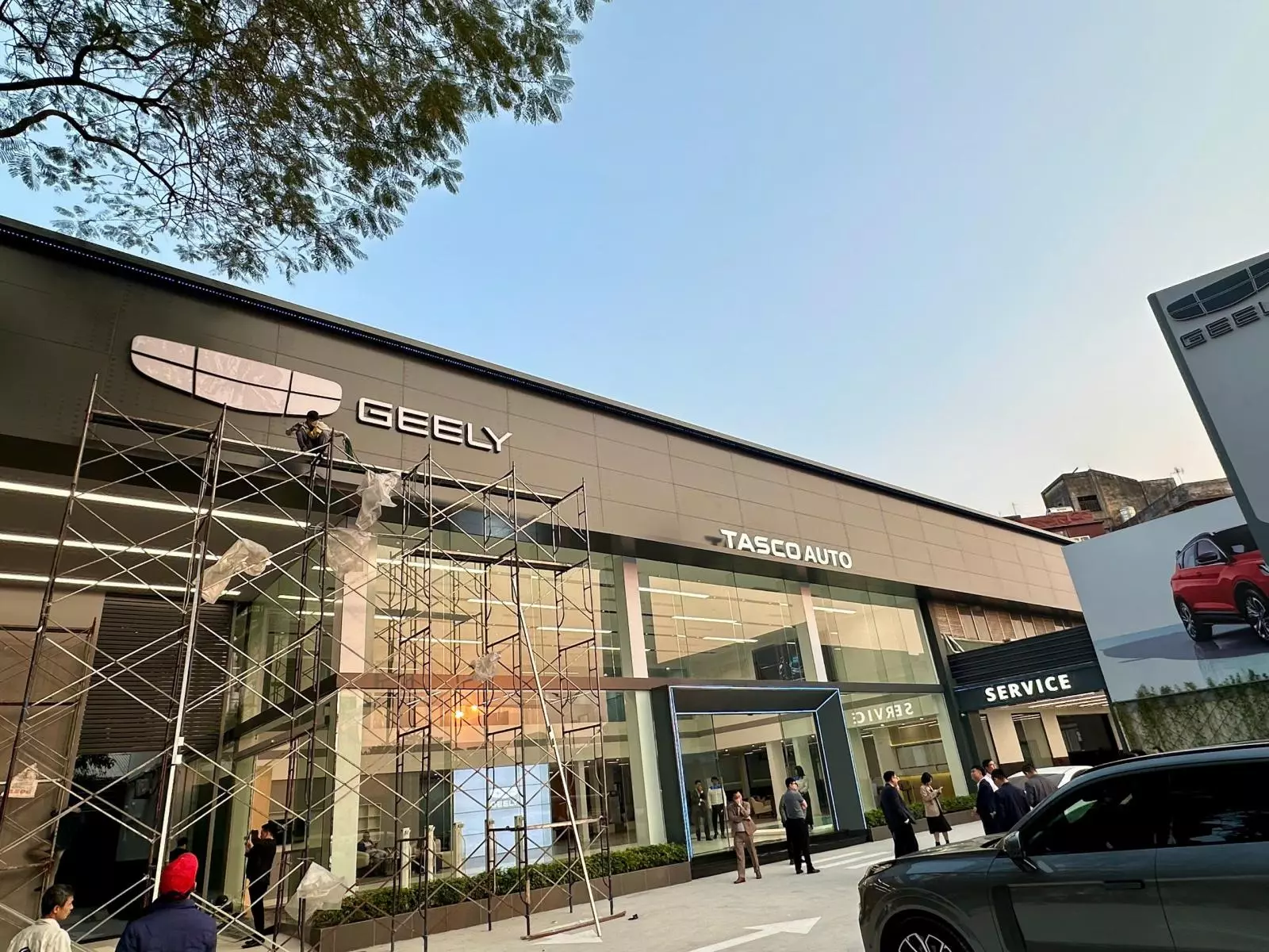 Showroom Geely tại Việt Nam được đầu tư bài bản, sang trọng, có cả khu vực bảo hành bảo dưỡng .