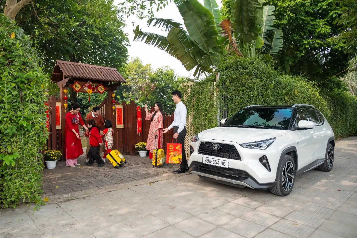 khách hàng mua xe Toyota Yaris Cross.
