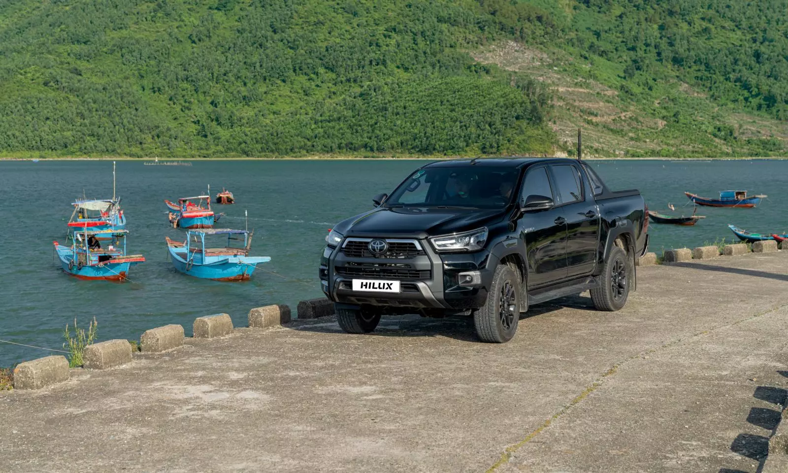 Toyota Hilux dẫn đầu top 10 ô tô bán chạy nhất Đông Nam Á 2024.