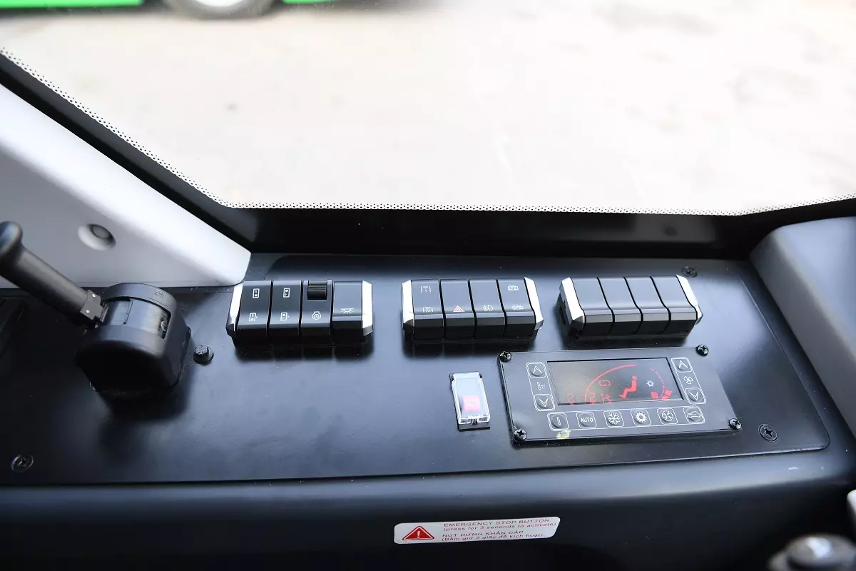 Xe được trang bị hệ thống treo khí nén trước/sau Xe được trang bị hệ thống treo khí nén trước/sau.