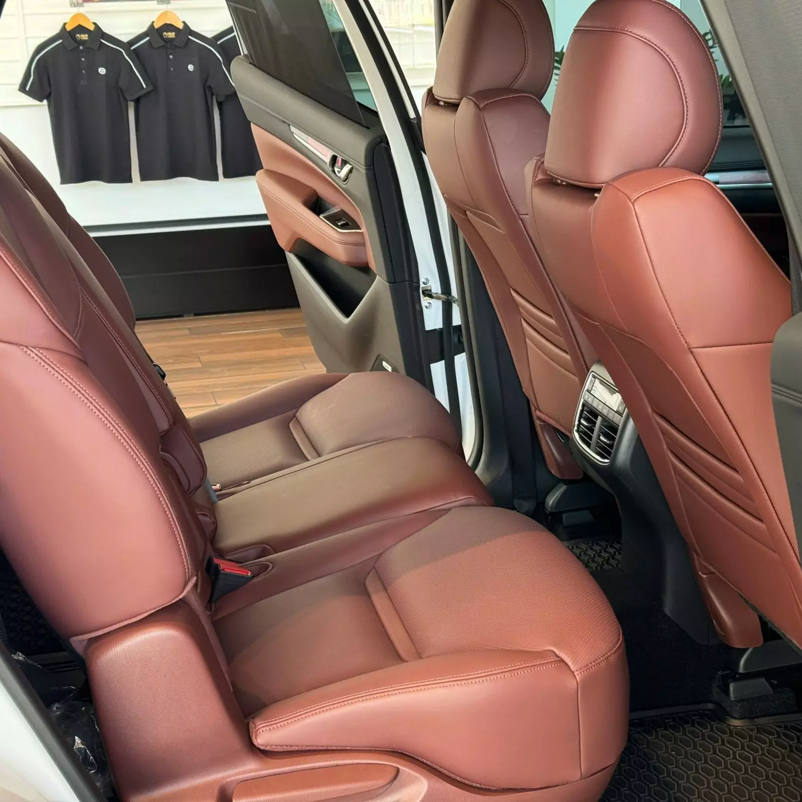 Hàng ghế sau Hàng ghế sau.