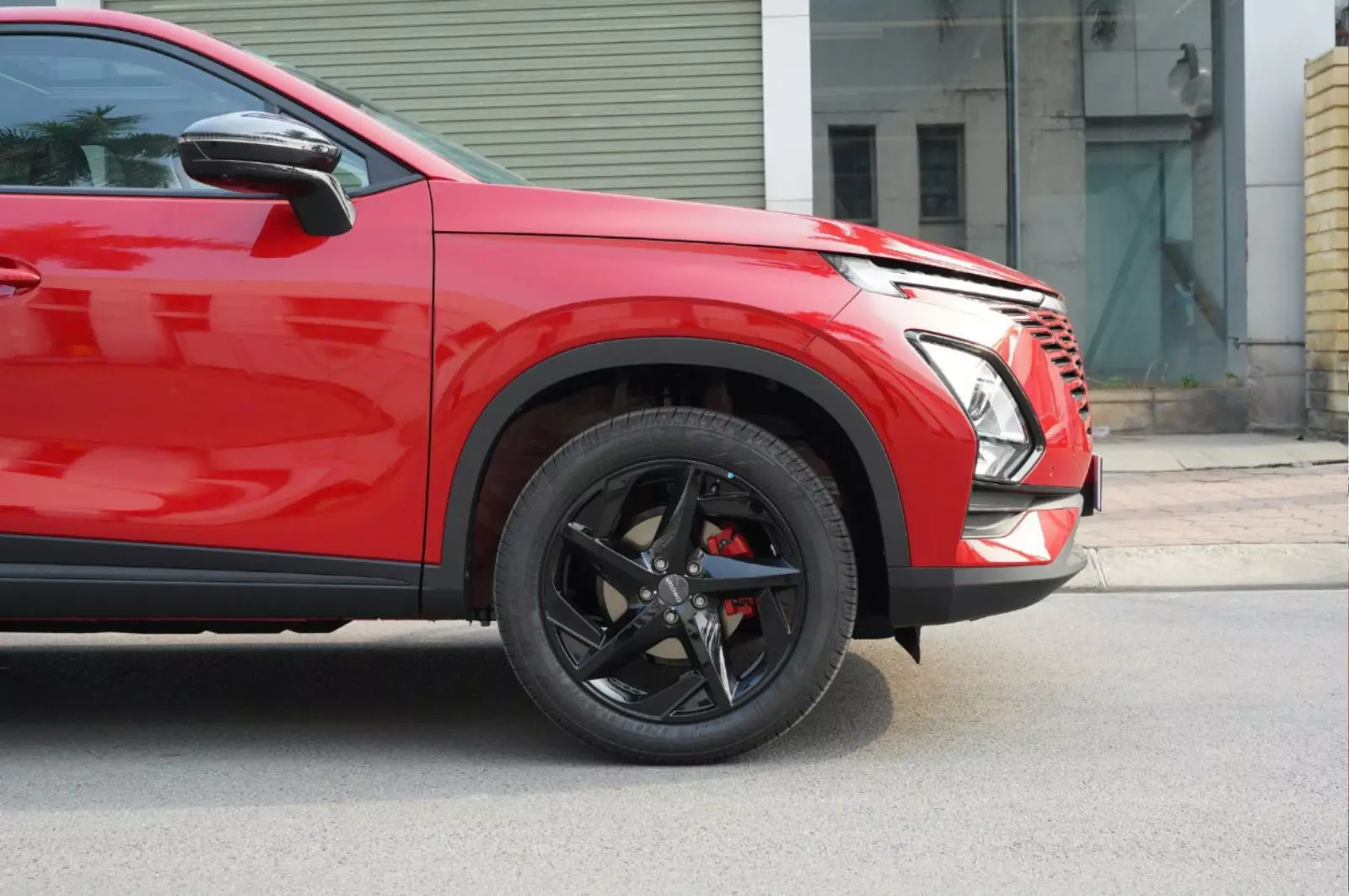 bộ la-zăng 18 inch đa chấu sơn đen, bên trong là cùm phanh đỏ.