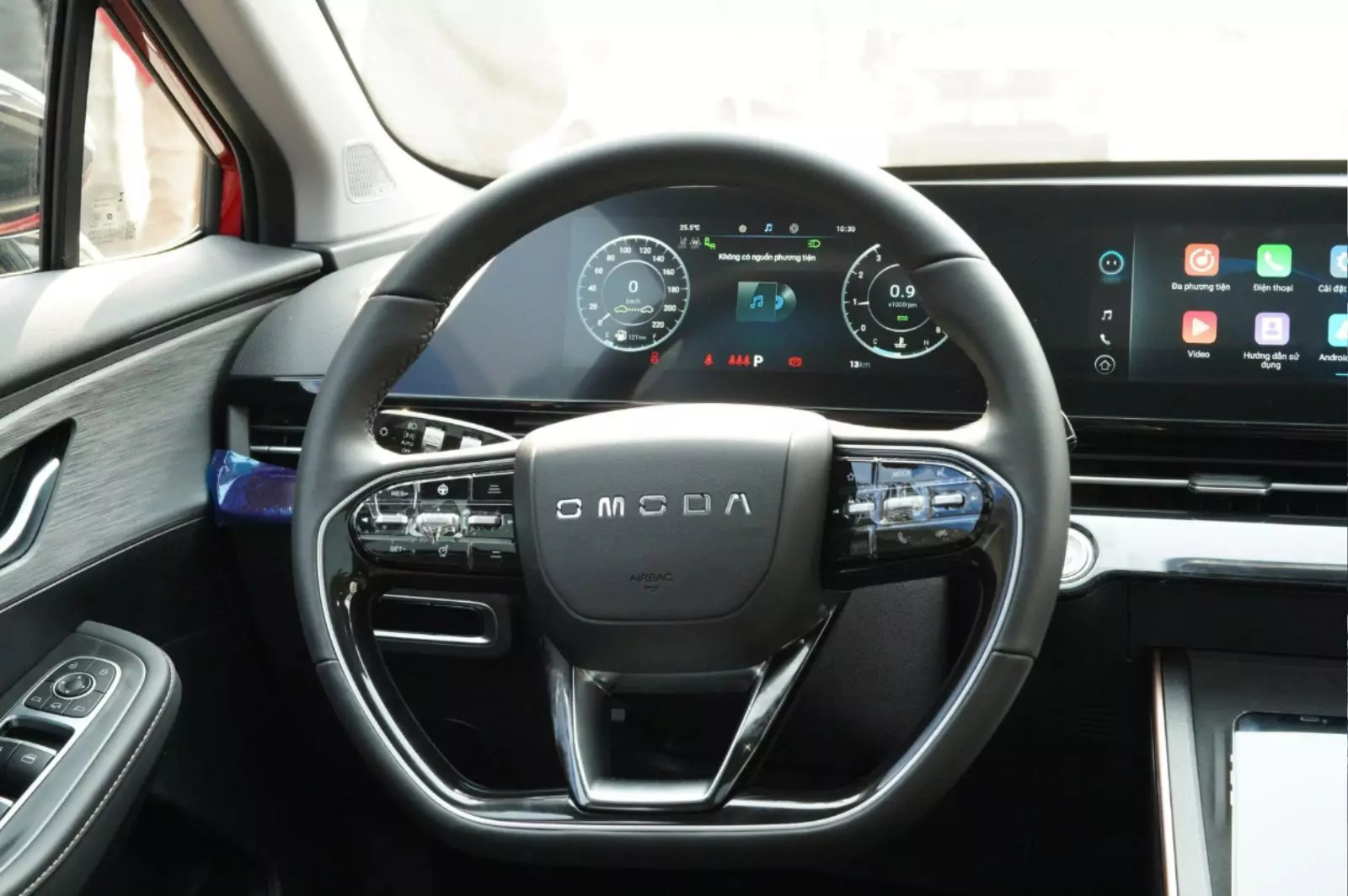 Vô-lăng xe Omoda C5 3 chấu dạng vát đáy thể thao.