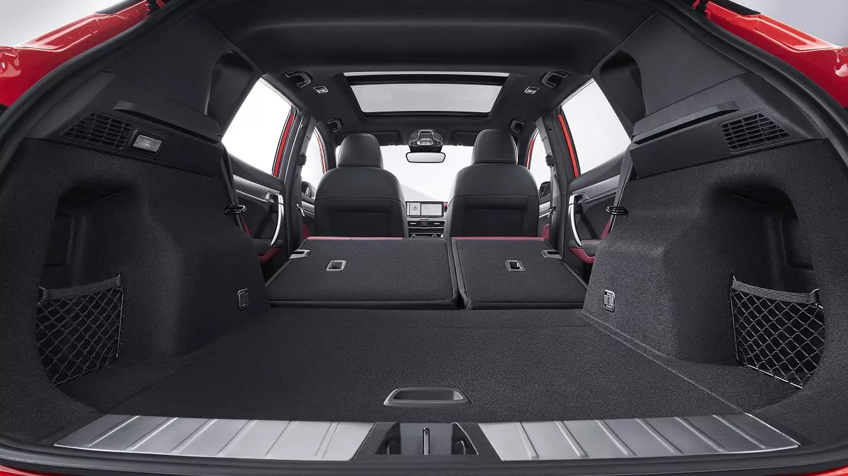 Khoang hành lý Geely Coolray.
