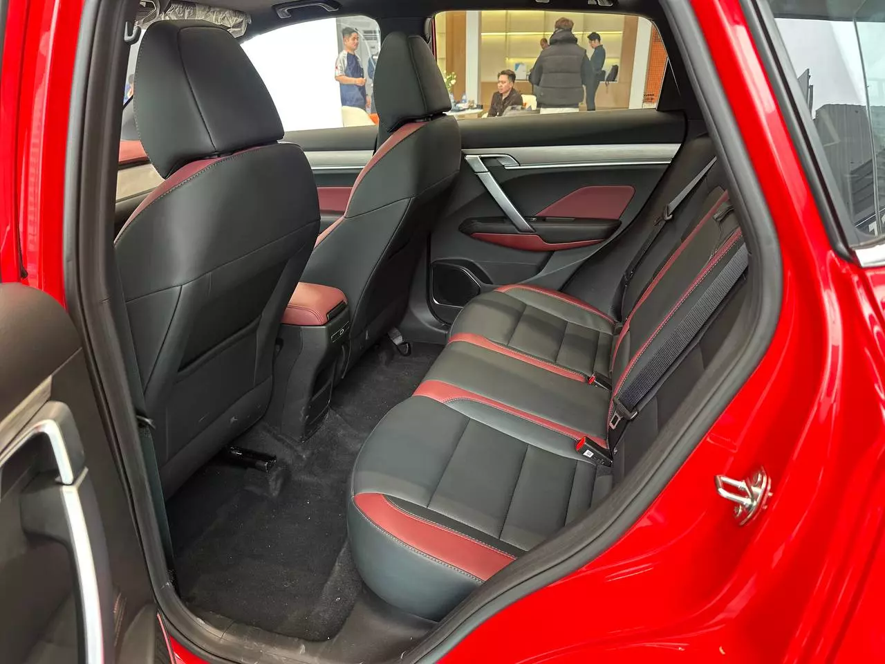 Không gian rộng rãi ở hàng ghế thứ 2 trên xe Geely Coolray