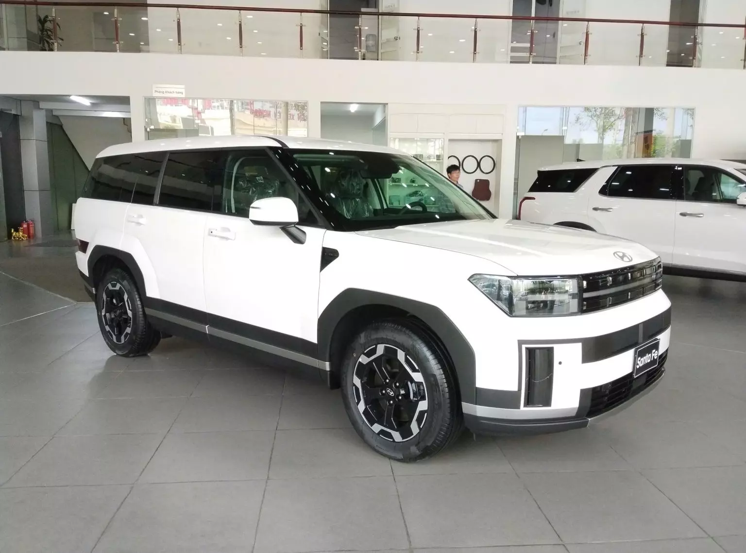 Hyundai Santa Fe giảm giá cả trăm triệu tại đại lý.