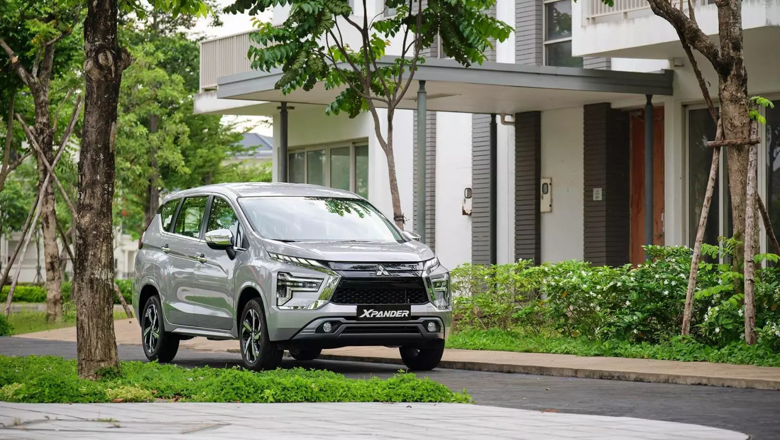 Tài chính khoảng 600 triệu, nên mua Mitsubishi Xpander hay Toyota Veloz Cross?.