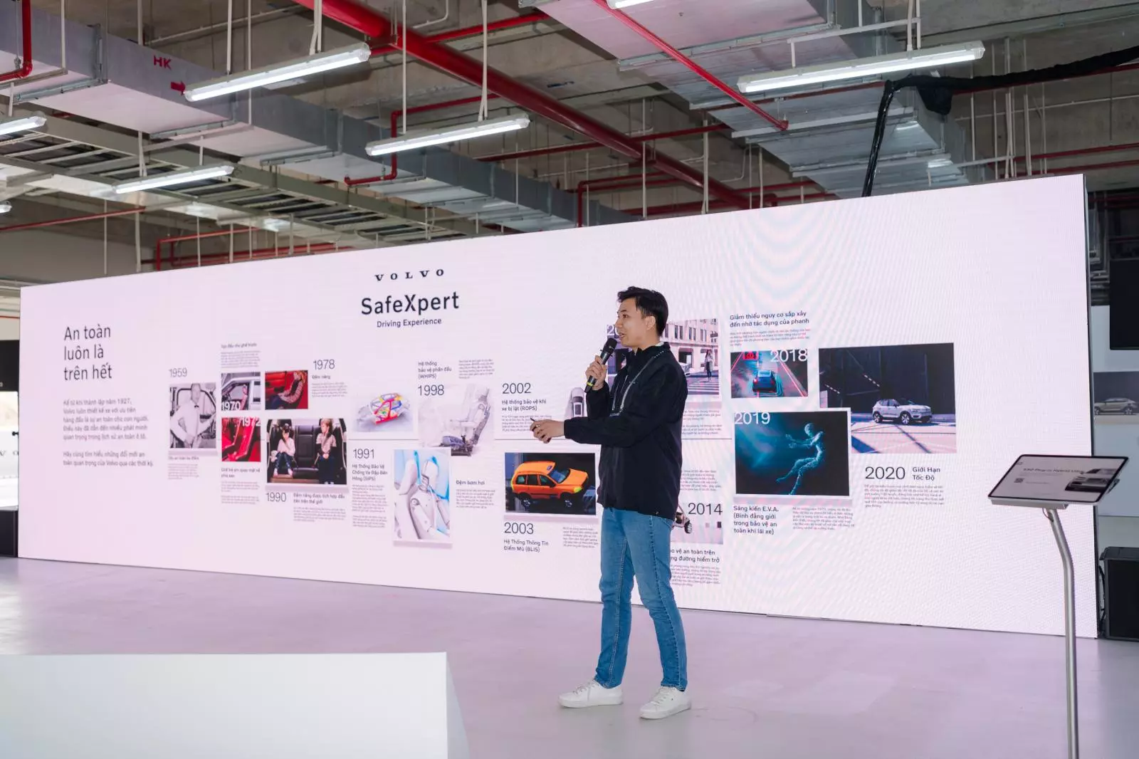 Các chuyên gia của hãng chia sẻ về cách thức lái xe an toàn và thông tin về trang bị an toàn trên dòng xe Volvo.