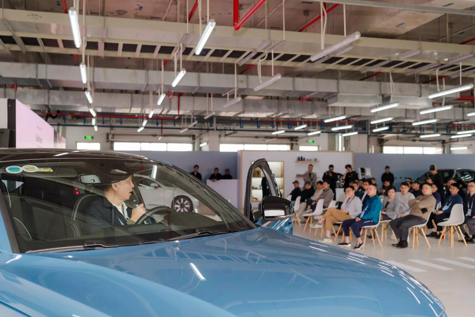 Các chuyên gia của hãng chia sẻ về cách thức lái xe an toàn và thông tin về trang bị an toàn trên dòng xe Volvo2.