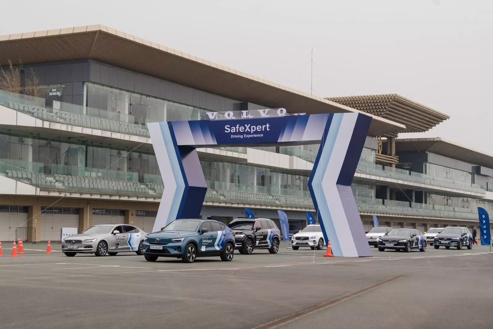 Các dòng xe Volvo phô diễn công nghệ an toàn châu Âu tại trường đua F1 Mỹ Đình, Hà Nội.