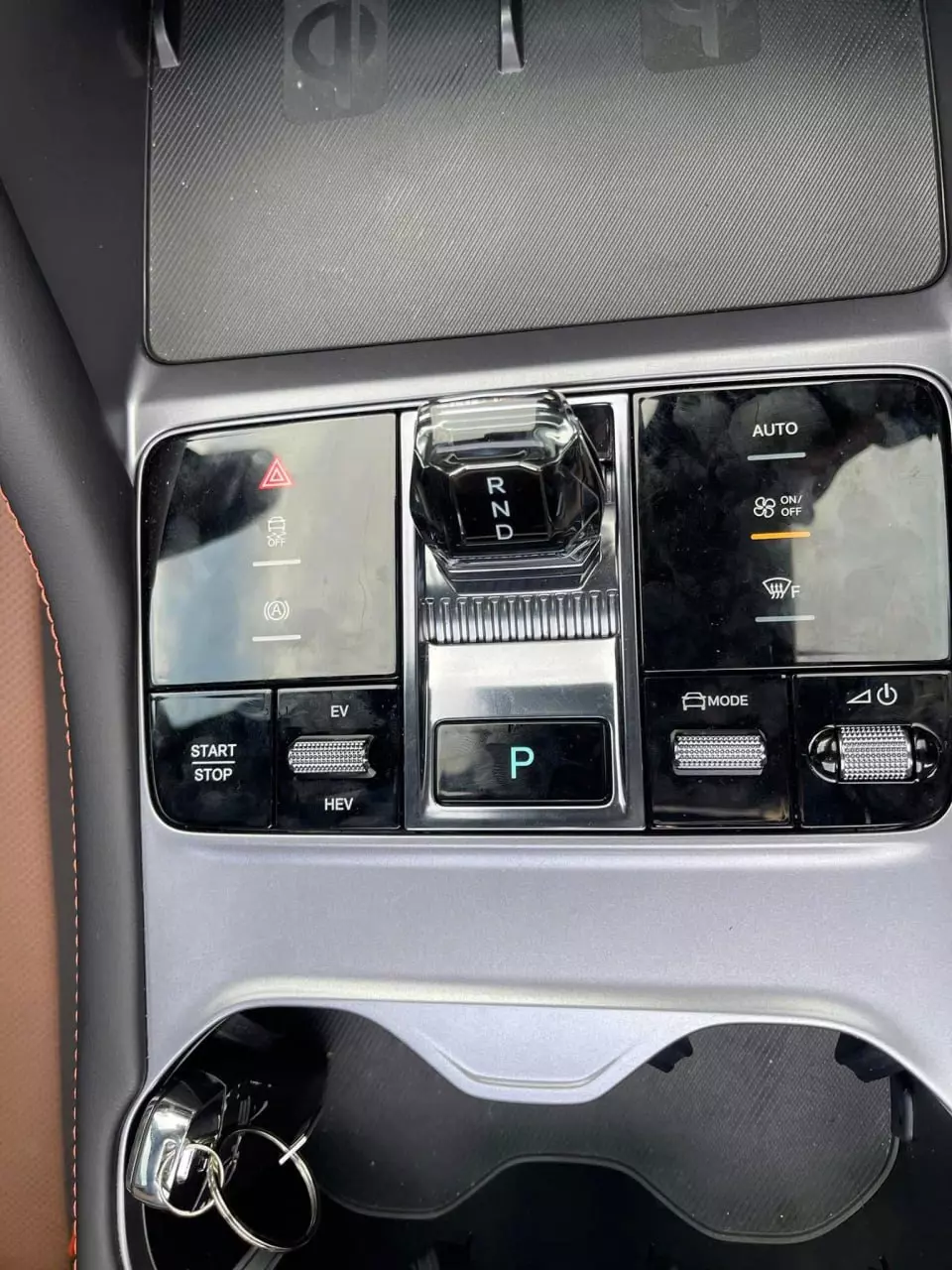 Cần số điện tử xe BYD Sealion 6.