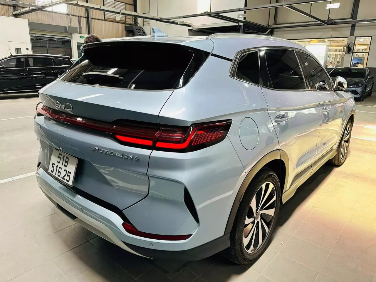 Hông xe BYD Sealion 6.