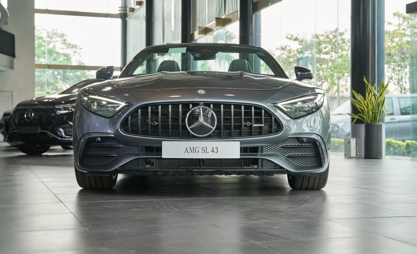 Lưới tản nhiệt Panamericana của AMG kiểu nan dọc sơn đen bóng, mang đến vẻ đẹp đầy cá tính cho SL 43 Lưới tản nhiệt Panamericana của AMG kiểu nan dọc sơn đen bóng, mang đến vẻ đẹp đầy cá tính cho SL 43.