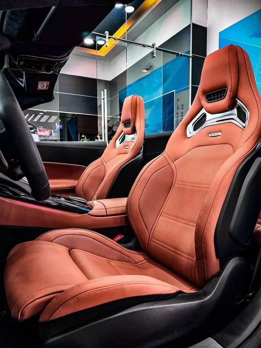 Ghế xe Mercedes-AMG SL 43 thiết kế thể thao, bọc da Nappa Ghế xe Mercedes-AMG SL 43 thiết kế thể thao, bọc da Nappa.