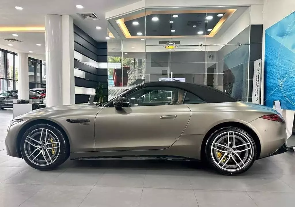Vẻ thể thao trên Mercedes-AMG SL 43 khi nhìn ngang Vẻ thể thao trên Mercedes-AMG SL 43 khi nhìn ngang.