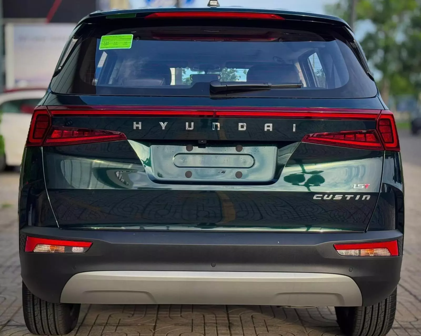 Đuôi xe Hyundai Custin 1.5T-GDi Cao cấp Đuôi xe Hyundai Custin 1.5T-GDi Cao cấp 1