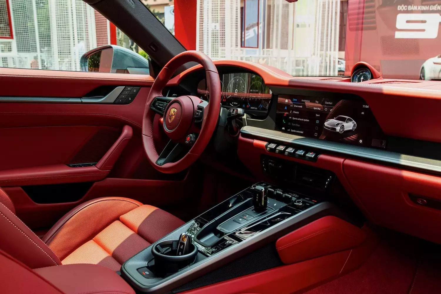 Nội thất xe Porsche 911 2025 có một số điểm nhấn mới. 1