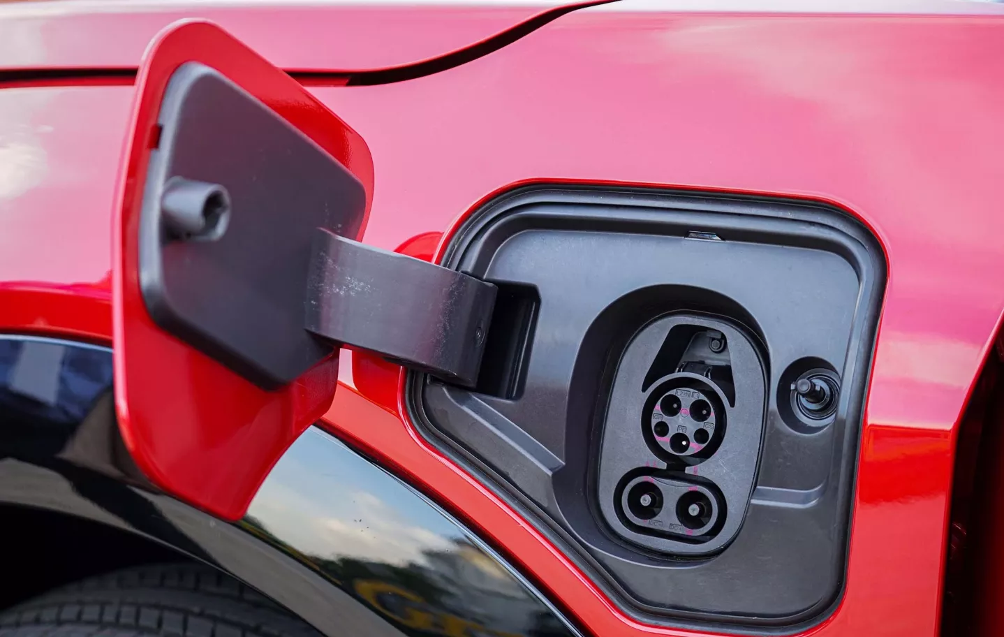 Ổ cắm sạc xe VinFast VF 7.