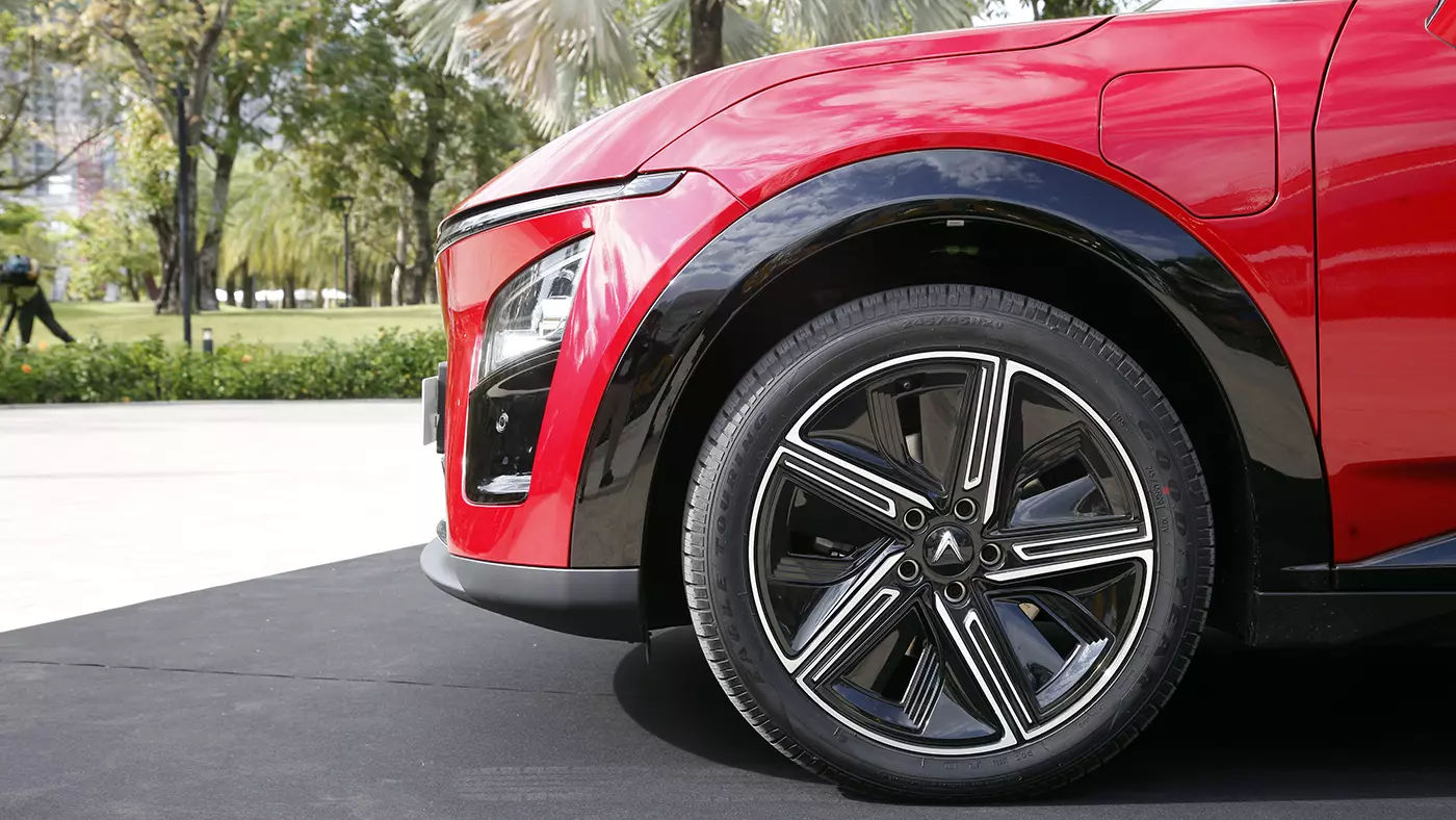 La-zăng đa chấu kích thước lớn, họa tiết bắt mắt.