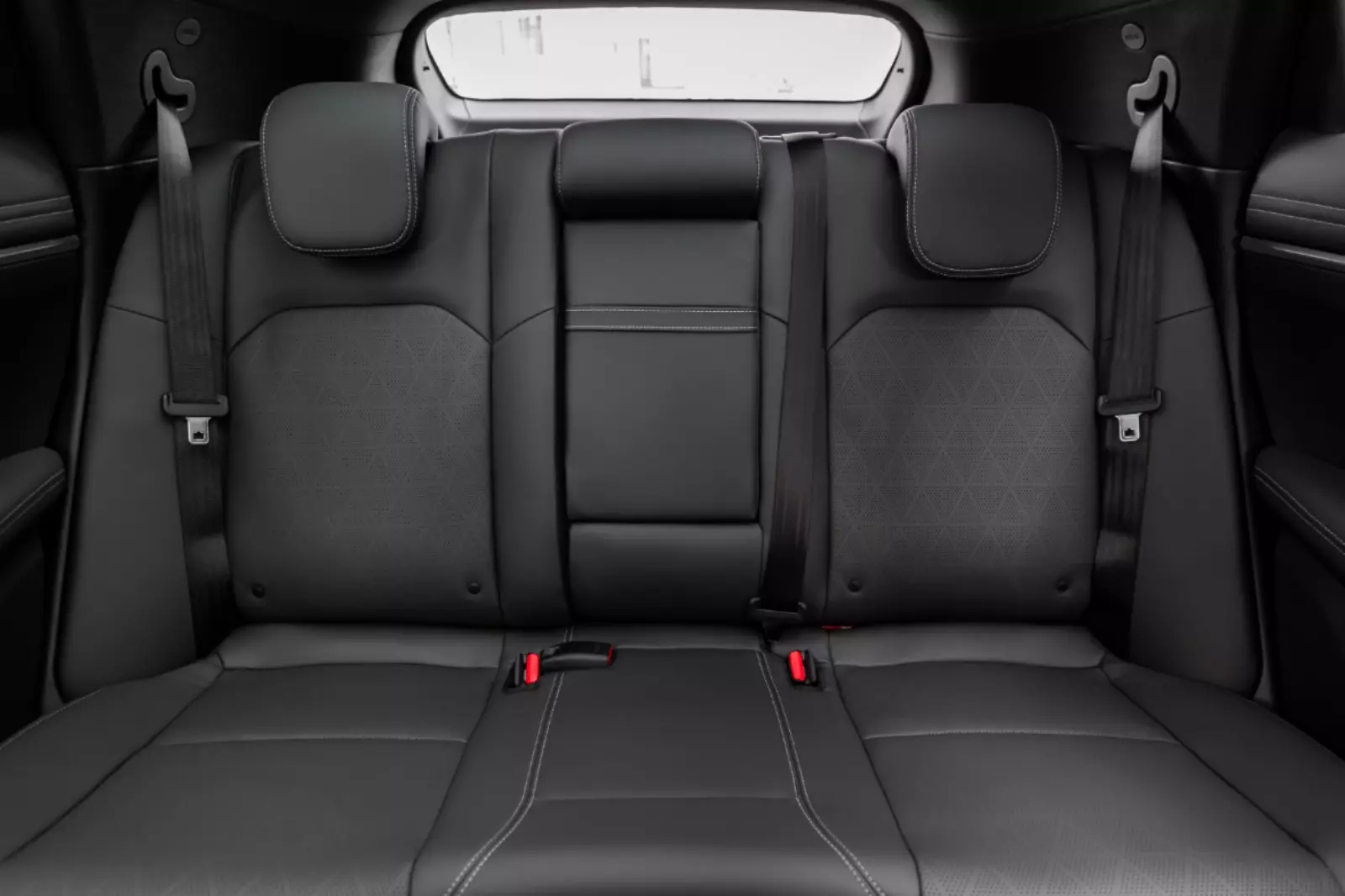 Không gian hàng ghế thứ 2 trên VinFast VF 7.