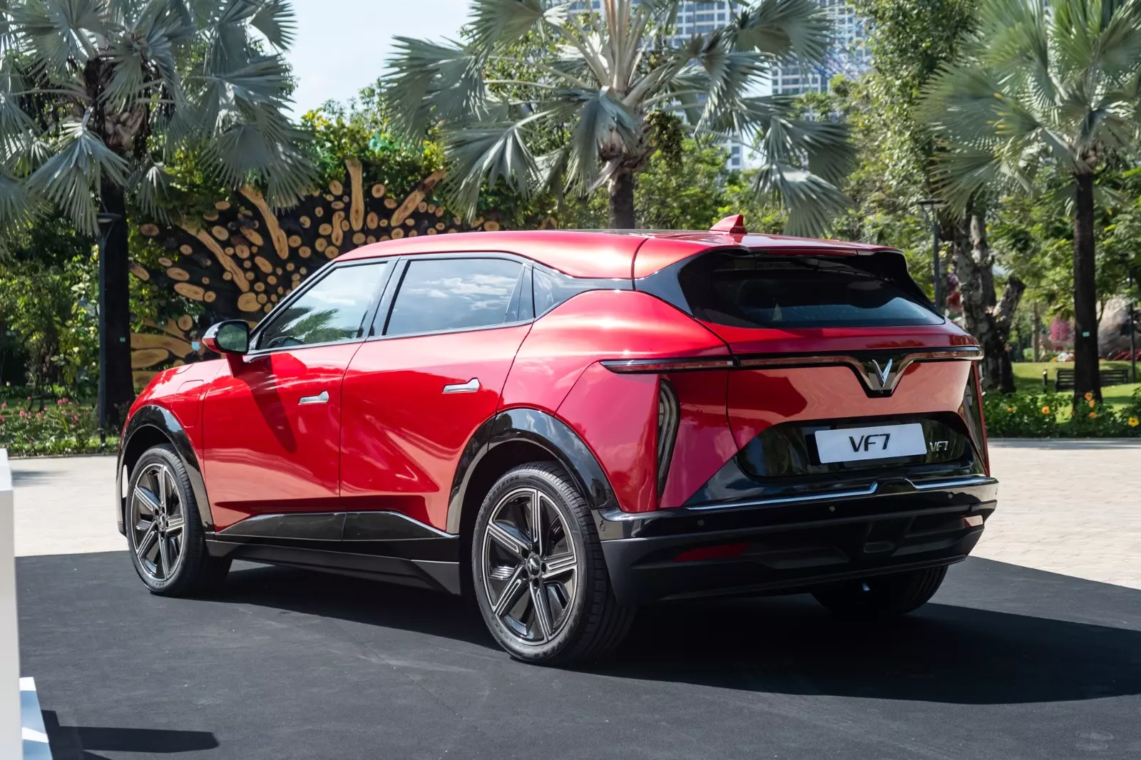 VinFast VF 7 mang dáng vẻ của một chiếc SUV lai Coupe thời thượng.