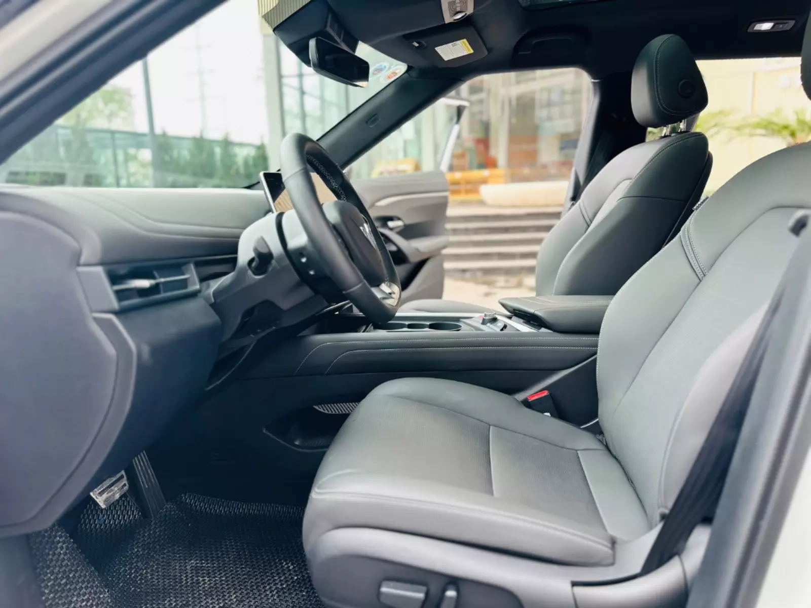 Ghế ngồi trên VinFast VF 7 bọc da êm ái.