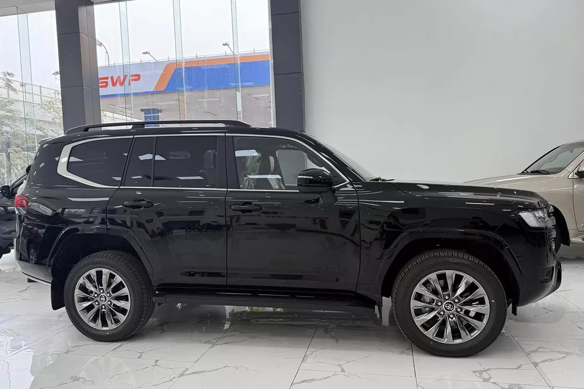 Ngoại hình của Land Cruiser 2025 không có sự khác biệt so với bản cũ.  1