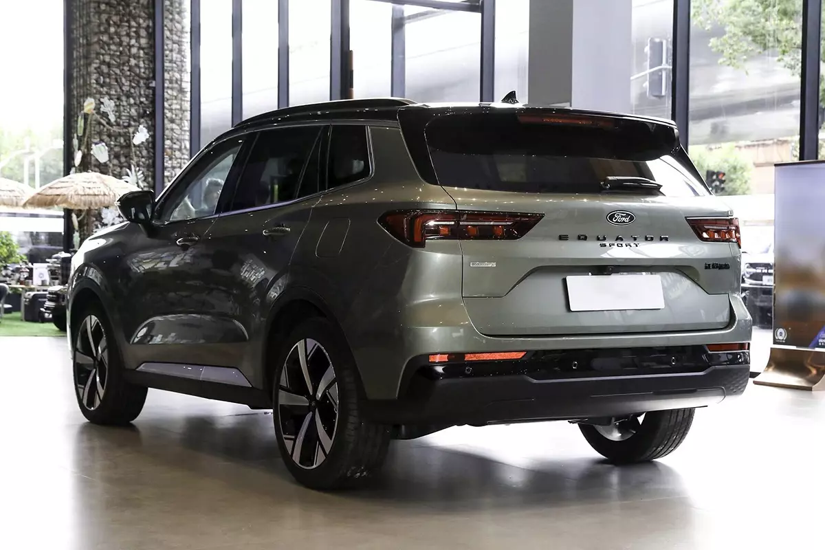 Phần hông phía sau của chiếc xe mới có sự tinh chỉnh nhẹ, nhìn gọn gàng hơn bản cũ. 1