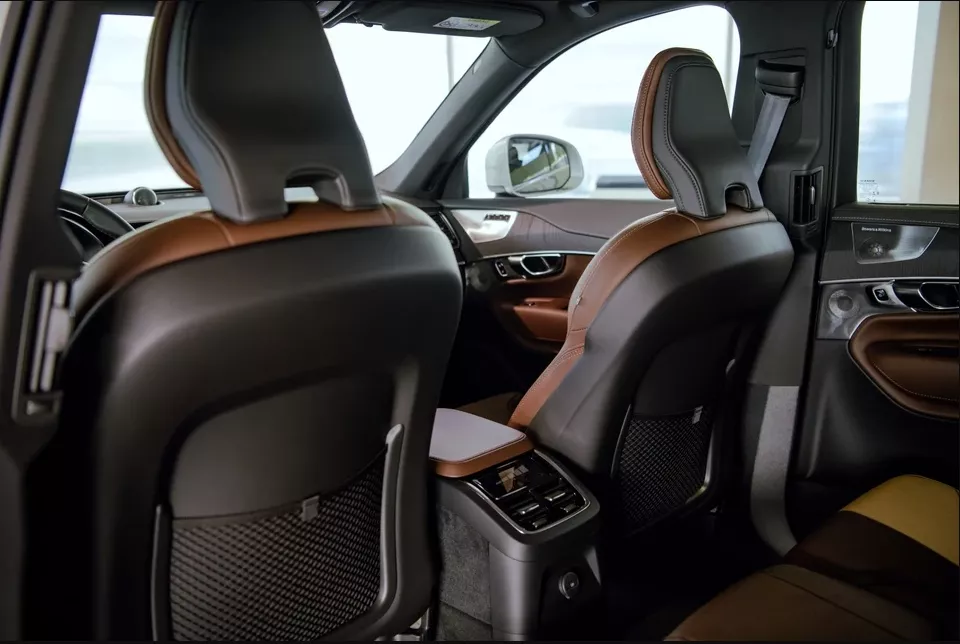  Cửa gió điều hòa hàng ghế sau xe Volvo EC40.