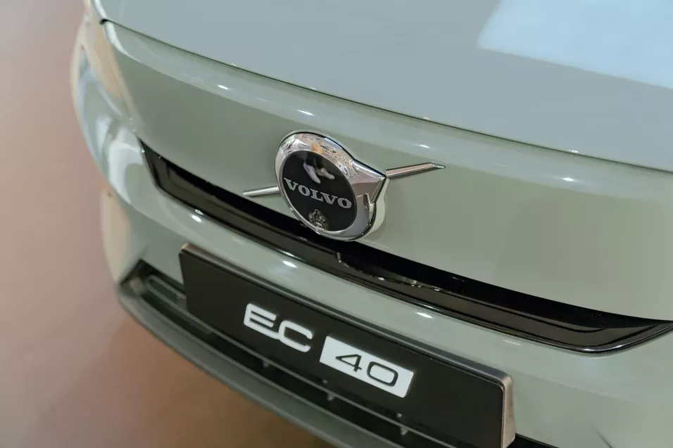 Tản nhiệt xe Volvo EC40.