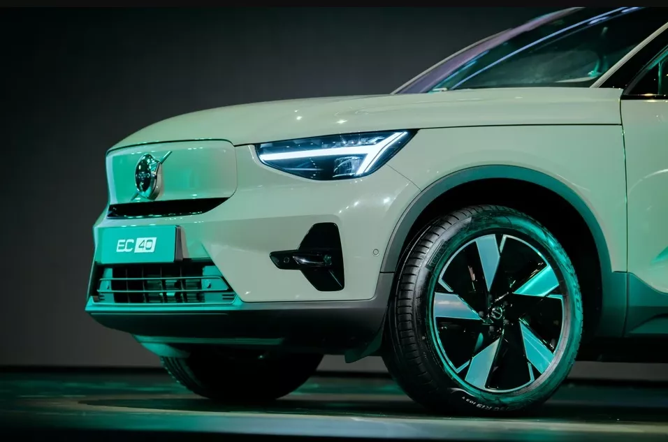 Cụm đèn pha tạo hình búa Thor sắc lẹm.