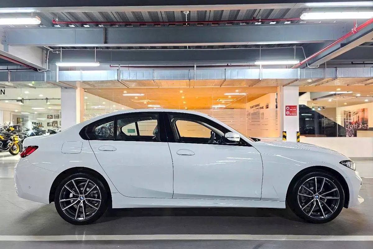 Ngoại hình của BMW 320i Sport line LCI2 2025 không khác biệt so với bản cũ. Ngoại hình của BMW 320i Sport line LCI2 2025 không khác biệt so với bản cũ. 1