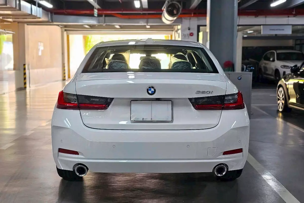 Ngoại thất xe BMW 320i Sport line LCI2 2025. Ngoại thất xe BMW 320i Sport line LCI2 2025 3