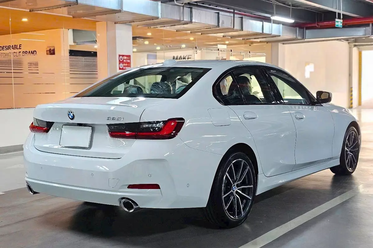 Ngoại thất xe BMW 320i Sport line LCI2 2025 Ngoại thất xe BMW 320i Sport line LCI2 2025 1