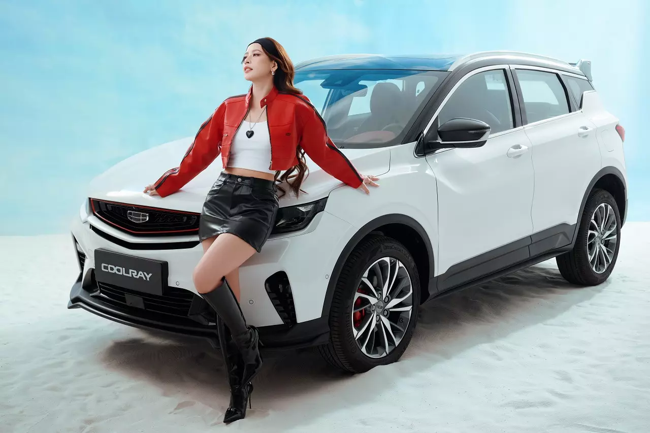 Nghệ sĩ Chi Pu - đại sứ thương hiệu Geely tại Việt Nam bên cạnh Coolray.