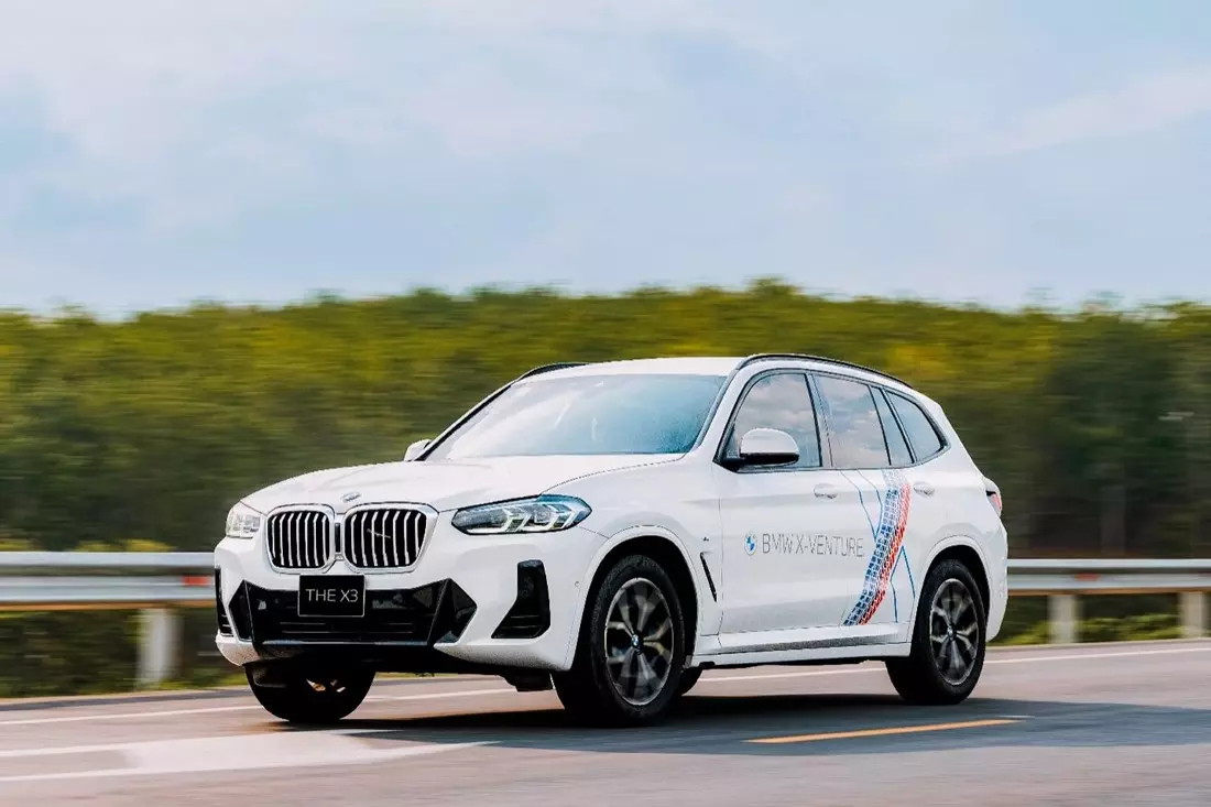 BMW X3 sở hữu không gian rộng rãi cùng khả năng vận hành ấn tượng.